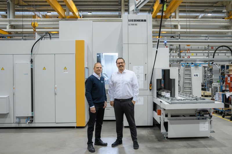Maschinenabnahme der »LC 500 DC« in Kempten: Stefan Ohmüller, Leiter Produktionstechnologie bei SPN, und Liebherr-Gebietsverkaufsleiter Thomas Butzke zeigten sich zufrieden (Bild: Liebherr).