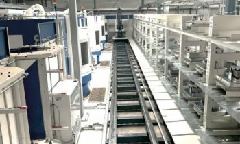 Das Palettenhandlingsystem verkettet fünf 5-Achs-Bearbeitungszentren (Bild: Liebherr).