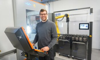 Geschäftsführer Martin Thiem freut sich über die Vorteile des wassermischbaren Kühlschmierstoffs (Bild: oelheld).