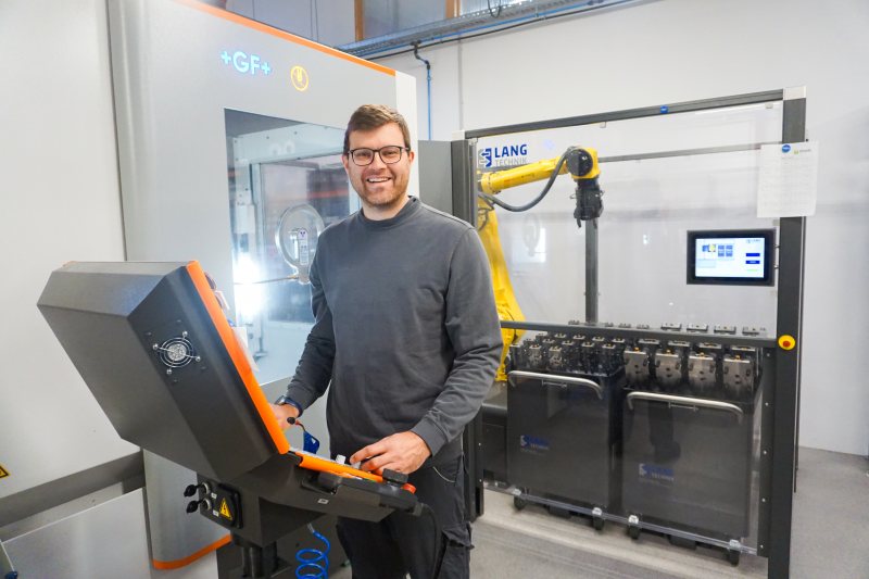 Geschäftsführer Martin Thiem freut sich über die Vorteile des wassermischbaren Kühlschmierstoffs (Bild: oelheld).
