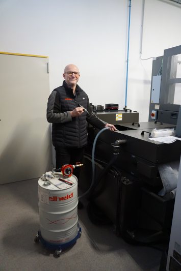 Steffen Waldenburger, technischer Berater bei oelheld, unterstützte den Betrieb bei der Wahl des passenden Kühlschmierstoffs (Bild: oelheld).