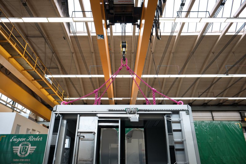 Der drehbare Ringkörper der Ringschrauben richtet sich automatisch in Richtung der Krafteinwirkung aus, sobald er beim Heben belastet wird. So lassen sich die meisten Risikofaktoren des Ringschraubeneinsatzes minimieren (Bild: RUD).