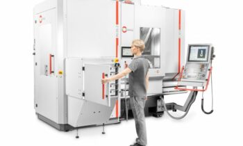 5-Achs-Bearbeitungszentrum »C 12 Gen2« mit Robotersystem und Zusatzmagazin (Bild: Hermle).