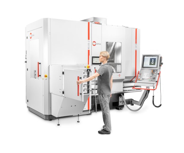 5-Achs-Bearbeitungszentrum »C 12 Gen2« mit Robotersystem und Zusatzmagazin (Bild: Hermle).