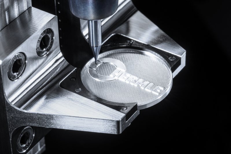 Bearbeitung einer Magnet-PIN-Medaille (Bild: Hermle).