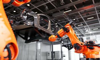 Der Roboter bietet bis zu 1,5 t Traglast bei vergleichsweise geringem Eigengewicht (Bild: Kuka).