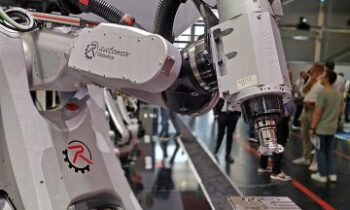 Messeexponat mit Spindel ausgestatteter Roboter (Bild: Weiss).
