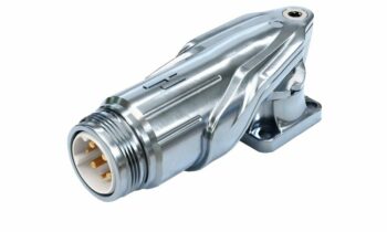 Flach, abgewinkelt, drehbar und dennoch für Ströme bis 25 A: Der neue M16-Winkelsteckverbinder für geringen Bauraum (Bild: Hummel).