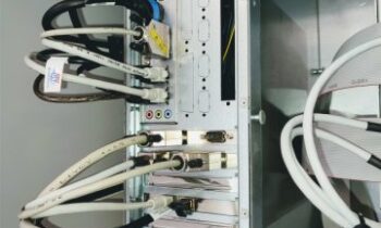 Das Positioniersystem als Industrie-PC im Schaltschrank einer Fräsmaschine (Bild: Lang).