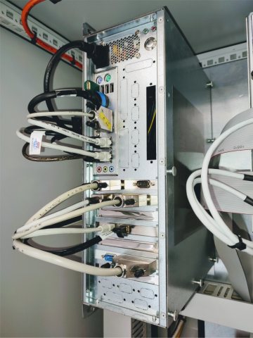 Das Positioniersystem als Industrie-PC im Schaltschrank einer Fräsmaschine (Bild: Lang).