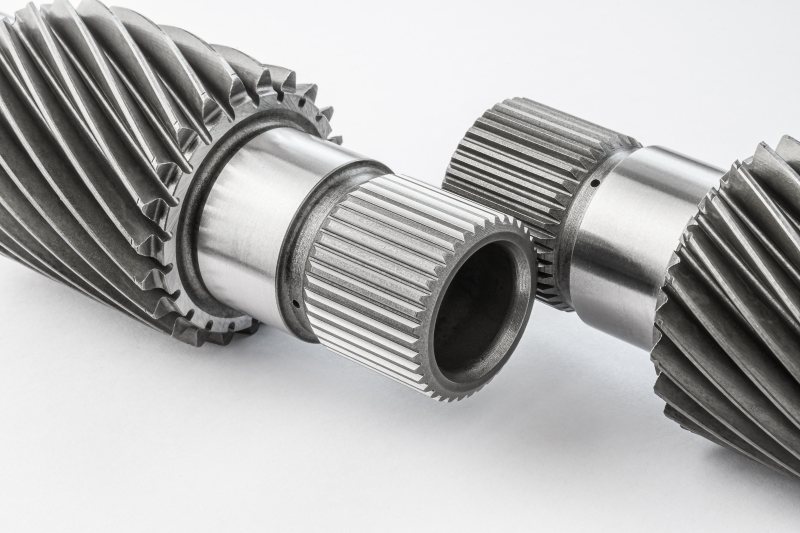 Beispiel für eine hartgeschälte Steckverzahnung vor und nach der Bearbeitung (Bild: Liebherr).