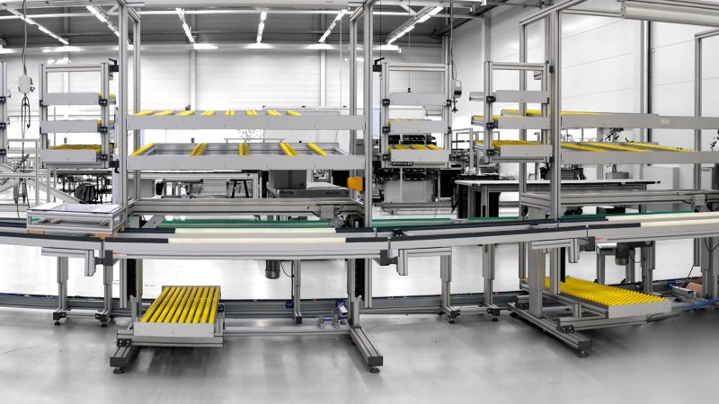 Mit dem modularen System lassen sich individuelle Arbeitsplätze bis zu kompletten Montagelinien schnell und wirtschaftlich realisieren (Bild: MiniTec).