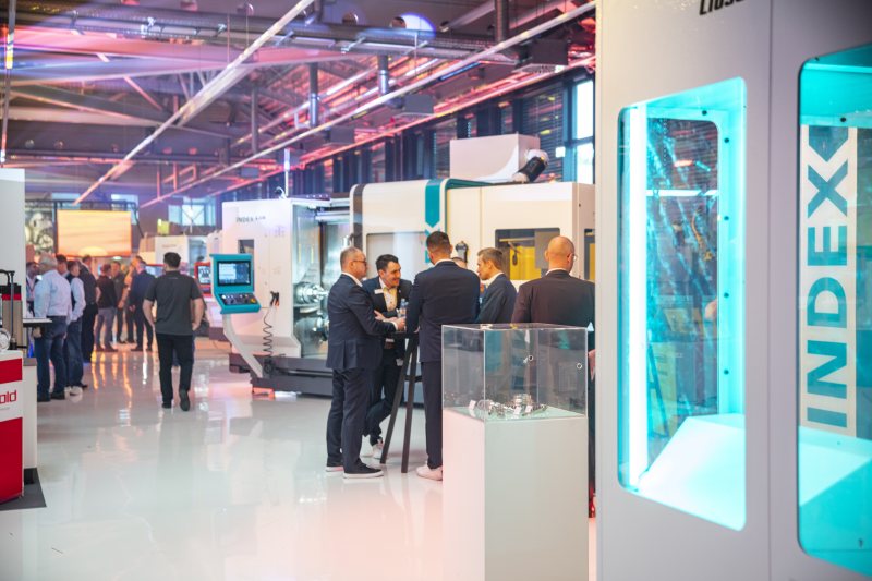 Auf der Hausmesse stellen auch viele Partnerunternehmen aus (Bild: Index).