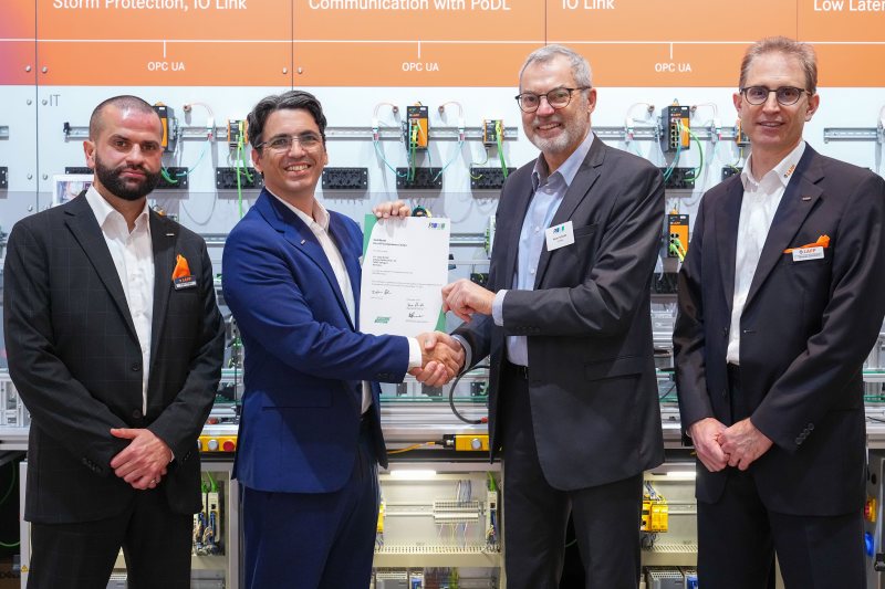 Zertifikatsübergabe auf der SPS 2025, v.l.: Mehmet Ergün Tokgöz, Produktmanager für Profinet-Netzwerkkomponenten, Daniel Ibanez, Senior Vice President Lapp, Xaver Schmidt, Vorstandsvorsitzender der Profibus Nutzerorganisation, und Thomas Leitmann, Applikationsingenieur für Industriekommunikation bei Lapp (Bild: Lapp).