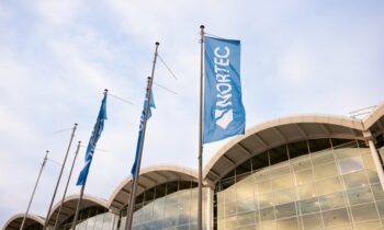 Nortec-Flaggen vor dem Hamburger Messegelände (Bild: Romanus Fuhrmann/Messe Stuttgart).