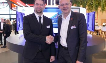 V.l.: Dr. Josef Waltl, CEO SDA, und Dr. Hans Krattenmacher, CIO SEW Eurodrive (Bild: SEW).