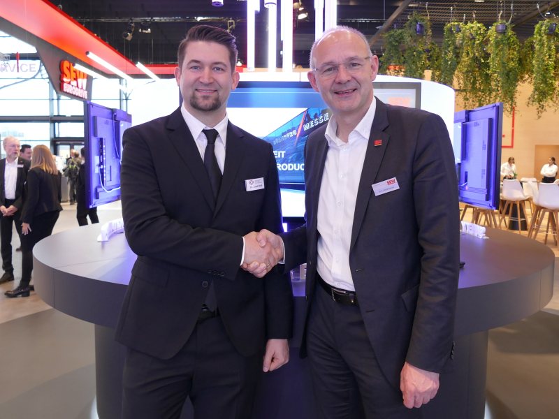 V.l.: Dr. Josef Waltl, CEO SDA, und Dr. Hans Krattenmacher, CIO SEW Eurodrive (Bild: SEW).