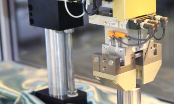 Das modulare Pick-and-place-System ist eine Alternative zum Einsatz von Robotern (Bild: Friedemann Wagner).