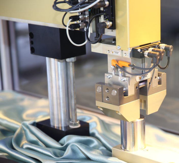 Das modulare Pick-and-place-System ist eine Alternative zum Einsatz von Robotern (Bild: Friedemann Wagner).