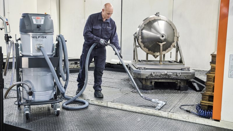 Der Industriesauger optimiert die Späne- und Ölrückgewinnung (Bild: Nilfisk).