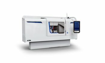 Die Rundschleifmaschine verfügt über einen automatisch schwenkbaren Schleifkopf für zwei Außenschleifscheiben und eine Innenschleifscheibe oder einen Produktionsspindelkopf (Bild: Studer).