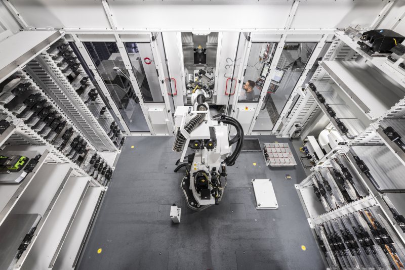 Automation mit dem Robotersystem »RS2 Gen2« (Bild: Hermle).