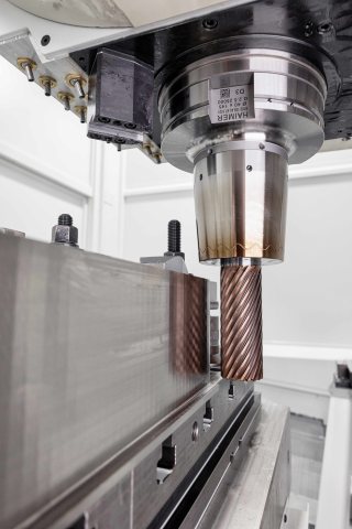 Das hydrostatisch gelagerte Bearbeitungszentrum erreicht eine besonders hohe Leistung bei der Schwerzerspanung von Titan-Strukturbauteilen (Bild: Starrag).