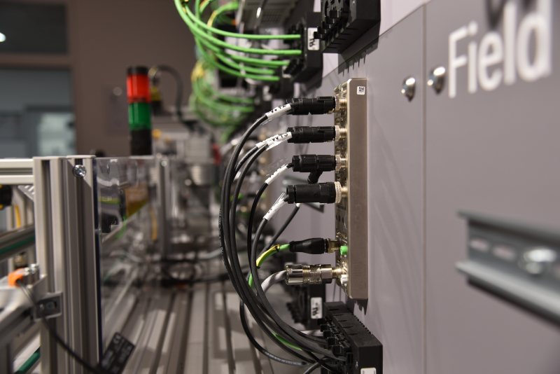 Anwendungsbeispiel: M12-Steckverbinder sorgen in Verbindung mit einem IO-Link-Master für eine dezentrale und effiziente Anbindung von Sensoren (Bild: Lapp).
