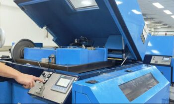 Auf Knopfdruck verbessern die elektromechanischen Antriebe die Ergonomie an Werkzeugmaschinen (Bild: ACE).