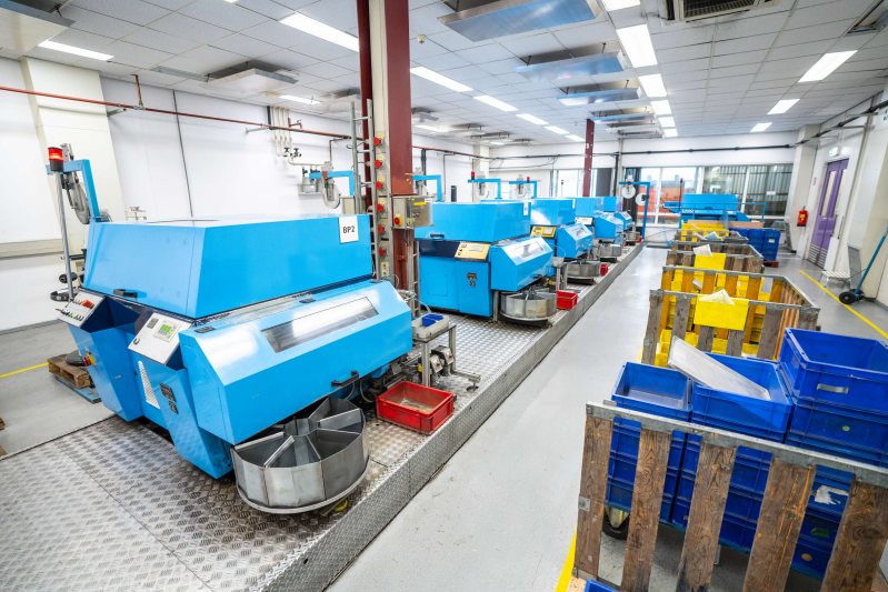 Einer der Maschinensäle von KeyTec Netherlands B.V. in Sittard mit Werkzeugmaschinen zur Herstellung von Metallstiften für die Batterieproduktion (Bild: KeyTec).