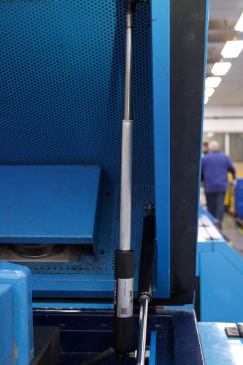 An den Hauben der Werkzeugmaschinen arbeiten Aktuatoren und Industriegasfedern Hand in Hand, um Ergonomie und Sicherheit für das Personal zu verbessern (Bild: KeyTec).