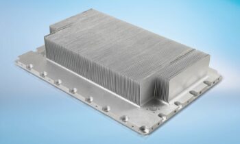 Im Skived-Fin-Verfahren werden Lamellen von einem Metallblock geschabt, was eine Dicke von unter einem Millimeter sowie eine hohe Dichte ermöglicht. So lassen sich sehr spezifische Geometrien in hohen Stückzahlen kosteneffizient fertigen (Bild: CTX Thermal Solutions).