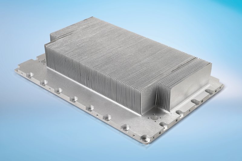 Im Skived-Fin-Verfahren werden Lamellen von einem Metallblock geschabt, was eine Dicke von unter einem Millimeter sowie eine hohe Dichte ermöglicht. So lassen sich sehr spezifische Geometrien in hohen Stückzahlen kosteneffizient fertigen (Bild: CTX Thermal Solutions).