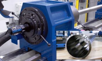 Beispiel für ein kombiniertes Schäl- und Glattwalzwerkzeug auf einer Tiefbohrmaschine (Bild: Ecoroll).