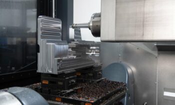 Zusammen mit dem Nullpunktspannsystem bietet der Zentrischspanner eine Spannkraft von bis zu 7,5 Tonnen sowie eine hohe Flexibilität bei den Spannmöglichkeiten (Bild: Emuge).