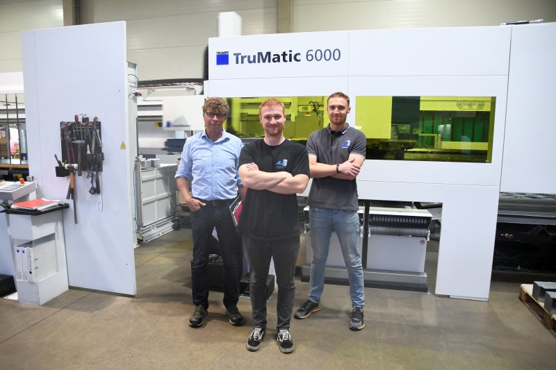 V. l.: Michael Klügl sowie Moritz und Florian Schweiger vor einem Herzstück der Blechbearbeitung: Auf der »Trumpf Trumatic 6000« werden Teile kombiniert gelasert und gestanzt (Bild: Emuge).