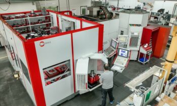 Seit 2016 nutzt Diebold das 5-Achs-Bearbeitungszentrum in Kombination mit dem Robotersystem. Die nahtlose Kommunikation zwischen beiden Maschinen optimiert den Arbeitsablauf und minimiert Ausfallzeiten (Bild: Hermle).
