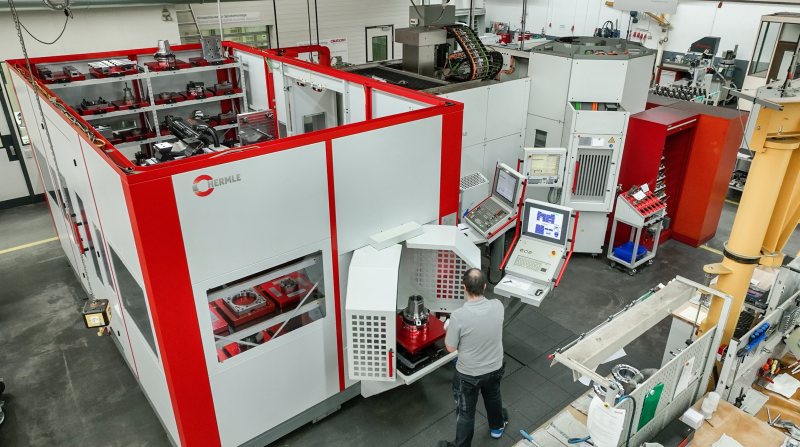Seit 2016 nutzt Diebold das 5-Achs-Bearbeitungszentrum in Kombination mit dem Robotersystem. Die nahtlose Kommunikation zwischen beiden Maschinen optimiert den Arbeitsablauf und minimiert Ausfallzeiten (Bild: Hermle).