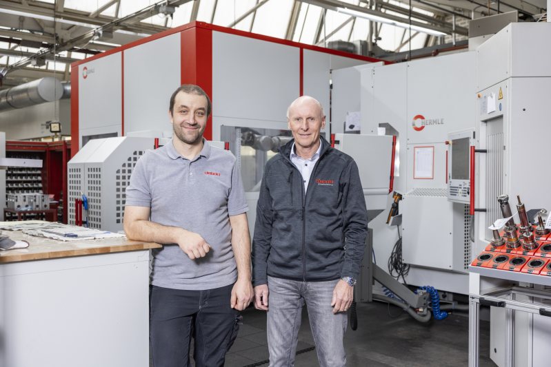 V. l.: Marcel Heck, CNC-Fräser, und Hermann Diebold, Geschäftsführer, beide Helmut Diebold GmbH & Co. (Bild: Hermle).