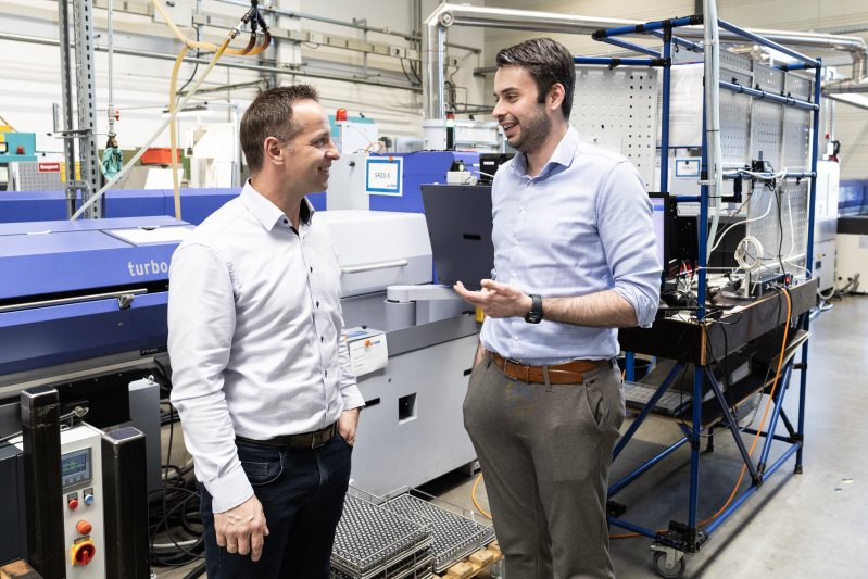 Eine erfolgreiche Zusammenarbeit: Horn-Techniker Thomas Dück (li.) mit IWN-Produktionsleiter Bastian Schulte (Bild: Horn).