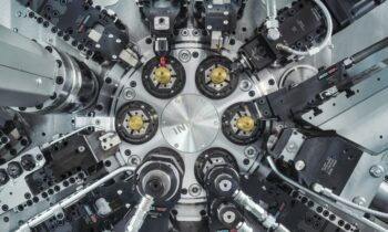 Moderne CNC-Mehrspindler verfügen über adaptive CNC-Zyklen zur Spanlenkung und kommen so gut mit bleifreien Materialien klar (Bild: Index).