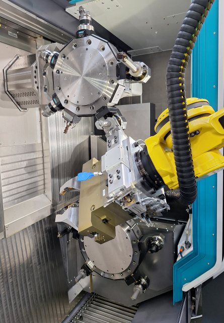 Die robotergestützte Automatisierungslösung »iXcenter« ermöglicht es jetzt auch, bei Einspindeldrehmaschinen Werkzeuge automatisiert in den Werkzeugrevolver ein- und auszuwechseln (Bild: Index).