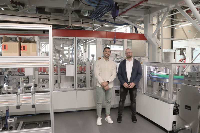Andreas Gebele, Vertriebsleiter bei Fischer Innomation (re.), mit Tobias Brenner, Head of Marketing bei Kipp, vor einer Montageanlage des Sondermaschinenbauers (Bild: Kipp).