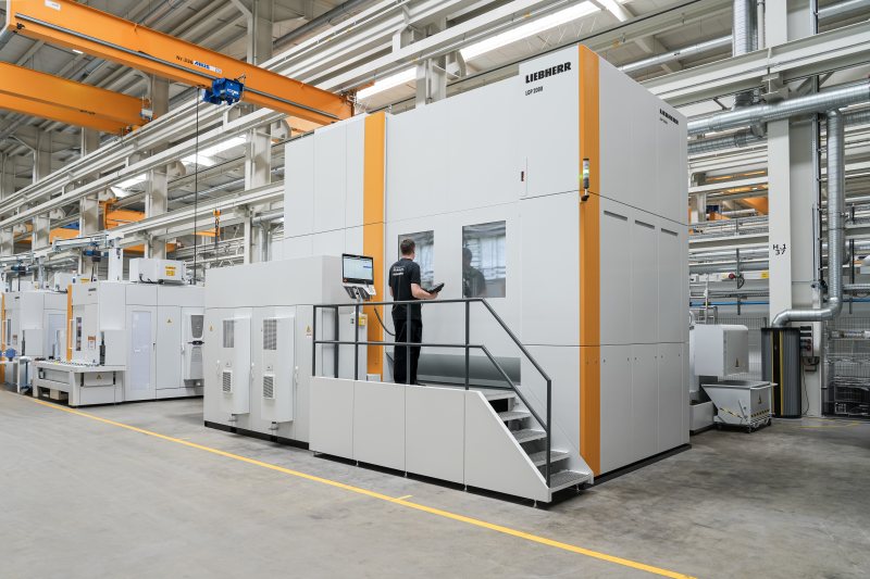 Die neue Maschinenbaureihe für Großverzahnungen bietet Fräsen und Schleifen aus einer Hand (Bild: Liebherr).