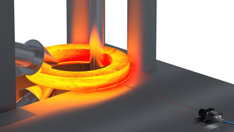 In dieser Anwendung kommen verschiedene Metalle zum Einsatz, welche bei Temperaturen von bis zu 1100 Grad Celsius durch Umformung nahtlos zu großen Ringen gewalzt werden. Durch das Walzen vergrößert sich stetig der Ringdurchmesser. Weil lediglich minimale Toleranzen zulässig sind, wird der Walzprozess kontinuierlich durch den Sensor »ILR3800-100-H« überwacht (Bild: Micro-Epsilon).