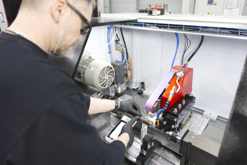 Oberflächenmessung eines Werkstücks nach der Bearbeitung zur Qualitätskontrolle des Superfinish-Prozesses (Bild: Supfina).