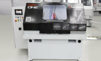 Die kompakte und standardisierte Maschine ermöglicht einen wirtschaftlichen Einstieg in die Superfinish-Bearbeitung. Der Arbeitsraum bietet dabei flexible Bearbeitungsoptionen (Bild: Supfina).