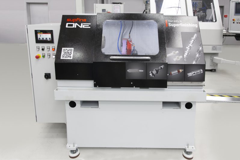 Die kompakte und standardisierte Maschine ermöglicht einen wirtschaftlichen Einstieg in die Superfinish-Bearbeitung. Der Arbeitsraum bietet dabei flexible Bearbeitungsoptionen (Bild: Supfina).