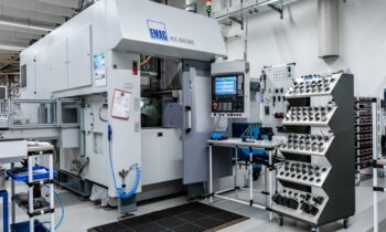 Die Maschine ist nach der Retrofitmaßnahme mit Tool-Shuttle zur externen Werkzeugvorbereitung eine stabile Basis für die prozesssichere Hartbearbeitung von Zahnrädern (Bilder: Emag).