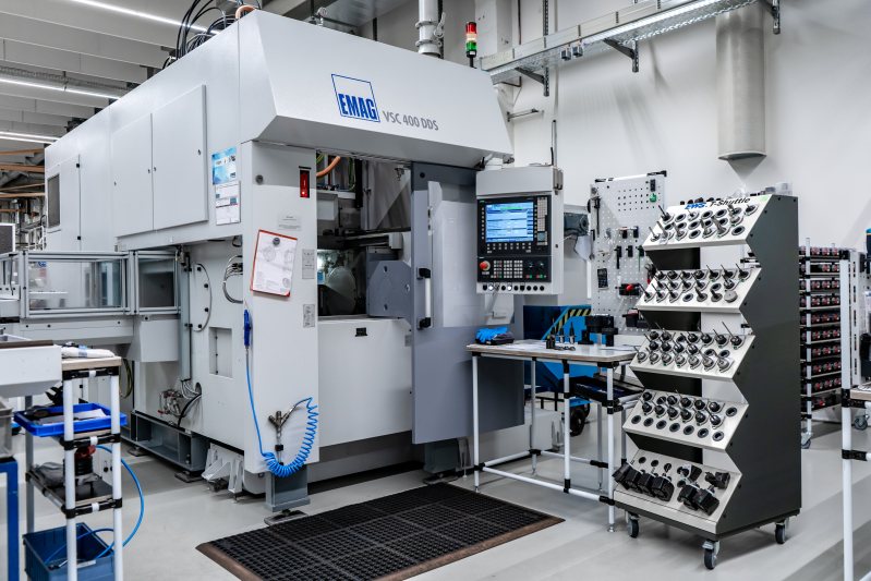 Die Maschine ist nach der Retrofitmaßnahme mit Tool-Shuttle zur externen Werkzeugvorbereitung eine stabile Basis für die prozesssichere Hartbearbeitung von Zahnrädern (Bilder: Emag).